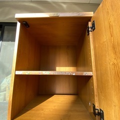 木製本棚　茶色　扉付き　の画像