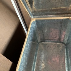 古いお茶箱、横43、縦49、奥行68、中はブリキの画像