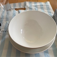 ドリンクジャーとお皿の画像