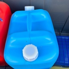 ポリタンクと電動ポンプの画像