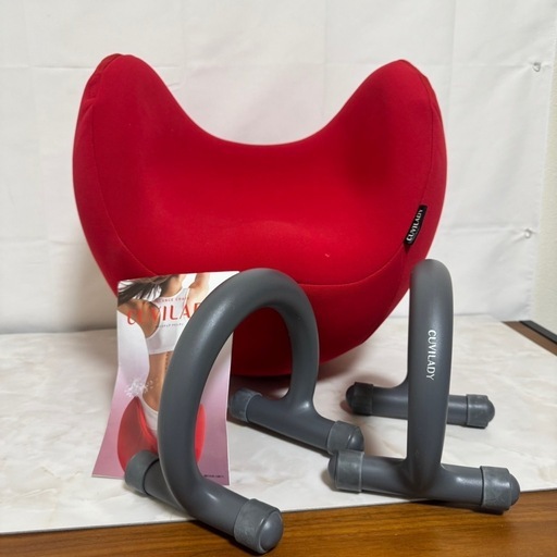 MTG製のバランスチェア「CUVILADY（クビレディ）」ブリリアントレッド