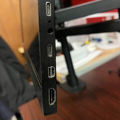 13.3インチモバイルモニタとモニターアームの画像