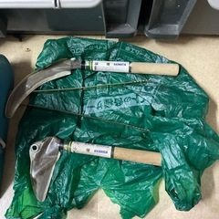 無料０円】鉄チリトリ、小鎌、鋸鎌
の画像