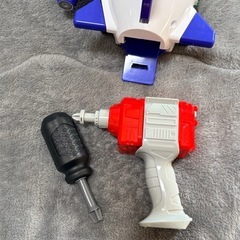 キャリアカーとジェット機組み立てキットの画像