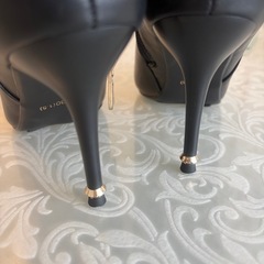 値下げ❗️【ショートブーツ】 ブラック／23cm／ヒール約9cm ファー付きの画像