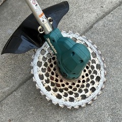 B242◇マキタ◇充電式草刈機 本体◇18V◇電動草刈機 
MUR191UDの画像