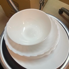 シンプル白いお皿の画像