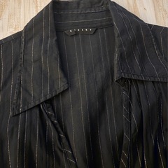【超美品】SISLEYの黒いストライプ柄シャツの画像