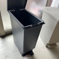 白と黒ゴミ箱の画像
