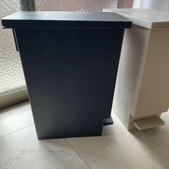 白と黒ゴミ箱の画像