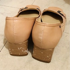 ベージュパンプスサイズ23程度　かかと部分に多少キズあり　の画像