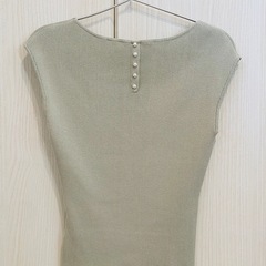 くすみグリーンノースリーブの画像