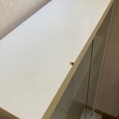 棚 ガラス扉 マグネット式 飾り棚の画像
