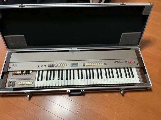 キーボード、ハモンドオルガンＸＢ-1純正ハードケース付き 及びLaneyキーボードアンプ。最終お値下げ❗️