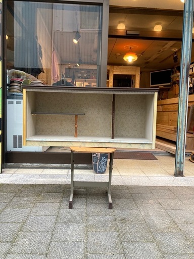 昭和レトロ 花柄の壁の木製什器 (カマゲン) 米子の収納家具《棚