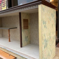 昭和レトロ 花柄の壁の木製什器の画像