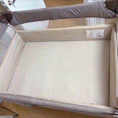 【２０％オフの最終価格】　【美品・説明書付】アップリカ ココネル エアー（チョコレート）折りたたみベビーベッドの画像