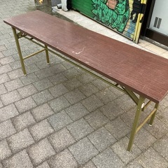 折りたたみ式のブラウンテーブル、オフィスやイベントに最適。