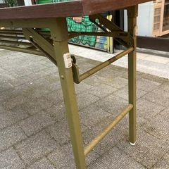 折りたたみ式のブラウンテーブル、オフィスやイベントに最適。の画像