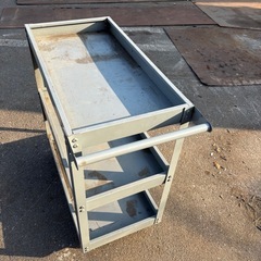 工具入れやキャスター付きのラックとしての画像