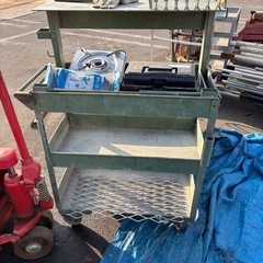 工具入れやキャスター付きのラックとしての画像