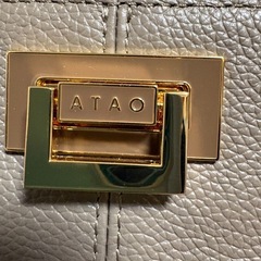 Ataoグレーのレザー製ショルダーバッグ、の画像