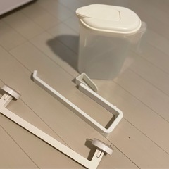 水筒(2L)　タオル掛け　キッチンペーパー掛けの画像