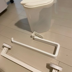 水筒(2L)　タオル掛け　キッチンペーパー掛けの画像