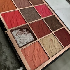 アイシャドウパレットREVOLUTIONの画像