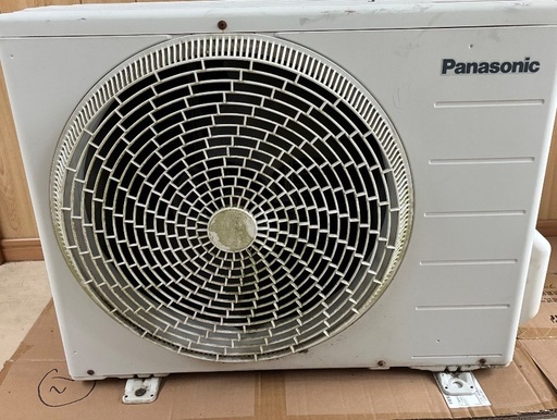 少し型が古いエアコンですが使えます。