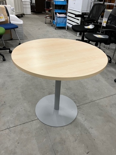 【来店歓迎 】【OF-104】美品 ナチュラル カフェテーブル 丸テーブル ダイニング バッグ掛け 休憩室/カフェ/民泊/軽食/オフィス/商談　検)事務机 オフィス 事務用品 チェア 会議 椅子 ロッカー ミーティングテーブル 応接ソファ 店舗 事務所 什器 書庫 本棚 ラック デスク スチール 美品多数 格安 【中古オフィス家具】