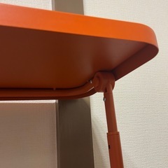 アクセントカラー　サイドテーブルの画像