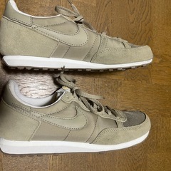 ナイキ スニーカー ベージュ 24.5cmの画像