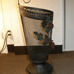 ペインティングしたアンティークアイアン傘立ての画像