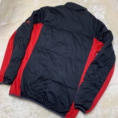 adidasリバーシブルダウンジャケットの画像