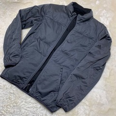 adidasリバーシブルダウンジャケットの画像