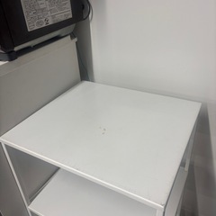 冷蔵庫とシェルフのセットの画像