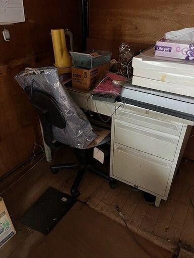 スチール机，椅子、書庫