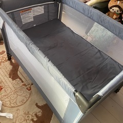 ポータブルベビーベースシェッド 2in1 ベビープレイヤード＆ベッドサイドクライブ ホイール付き 1秒セットアップ折りたたみ式の画像