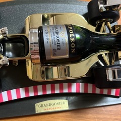 車の置き物　お酒の画像