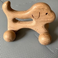 木製の犬のおもちゃの画像
