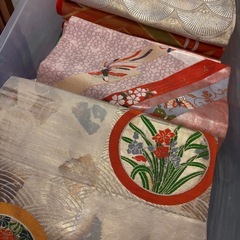 【稲沢市】帯、着物、和装小物など15点程度ランダム箱詰め品をお得にご提供します。リメイクや催事用などにいかがでしょうか？の画像