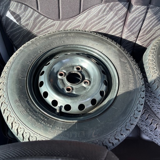 YOKOHAMAタイヤ　ホイル付き