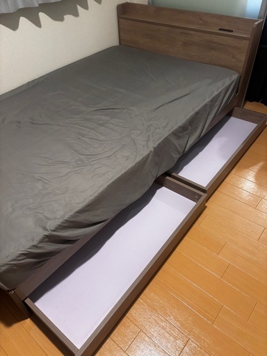 セミダブルベッドとマットレス一式