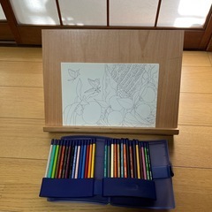 塗り絵台と色鉛筆の画像