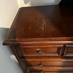 アンティークなチェストの画像