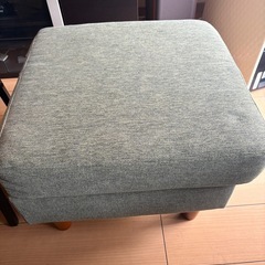 フットレスト付きソファーの画像