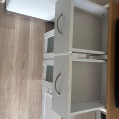キッチン収納家具、食器棚の画像