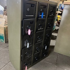 貴重品ロッカースペアキーあり9個　スペアなし5個使えないところ1ありの画像