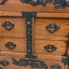 民芸家具 車箪笥 115cm×40cm×H93cm 重厚な金具のアンティーク調の和家具です☺️車輪付き箪笥　の画像